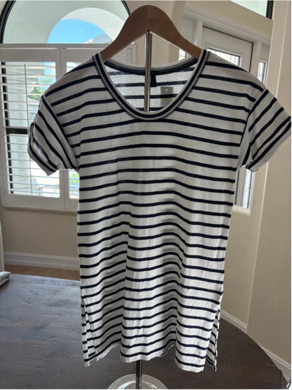 Women's J.Crew Short Sleeve Tee XS White Navy Striped, longer length with slits